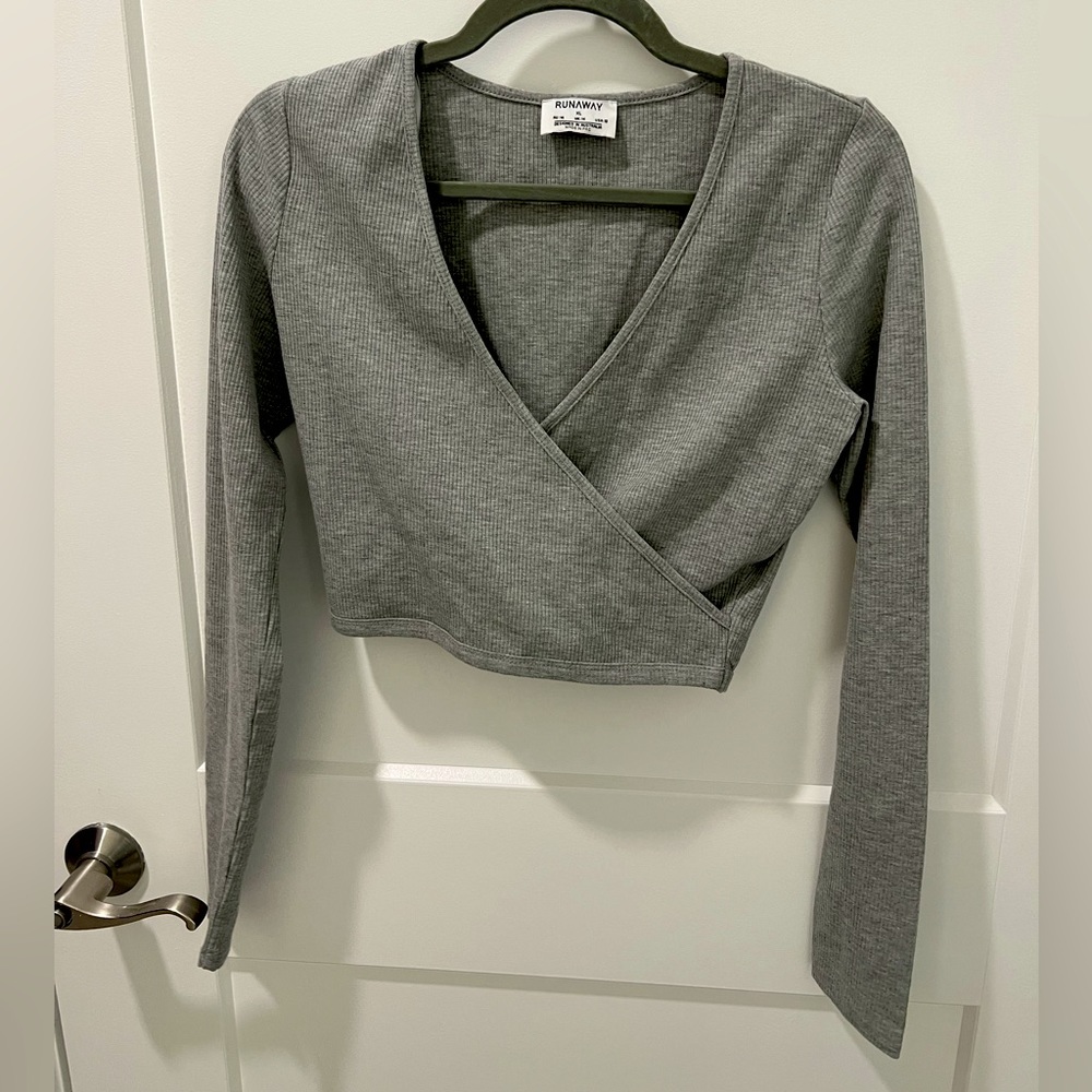 Heather gray long sleeve crop top